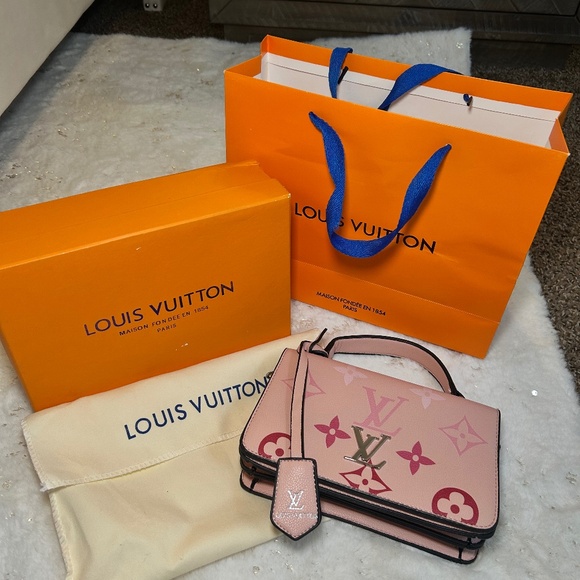 LV pink marshmallow bag - Picture 1 of 9